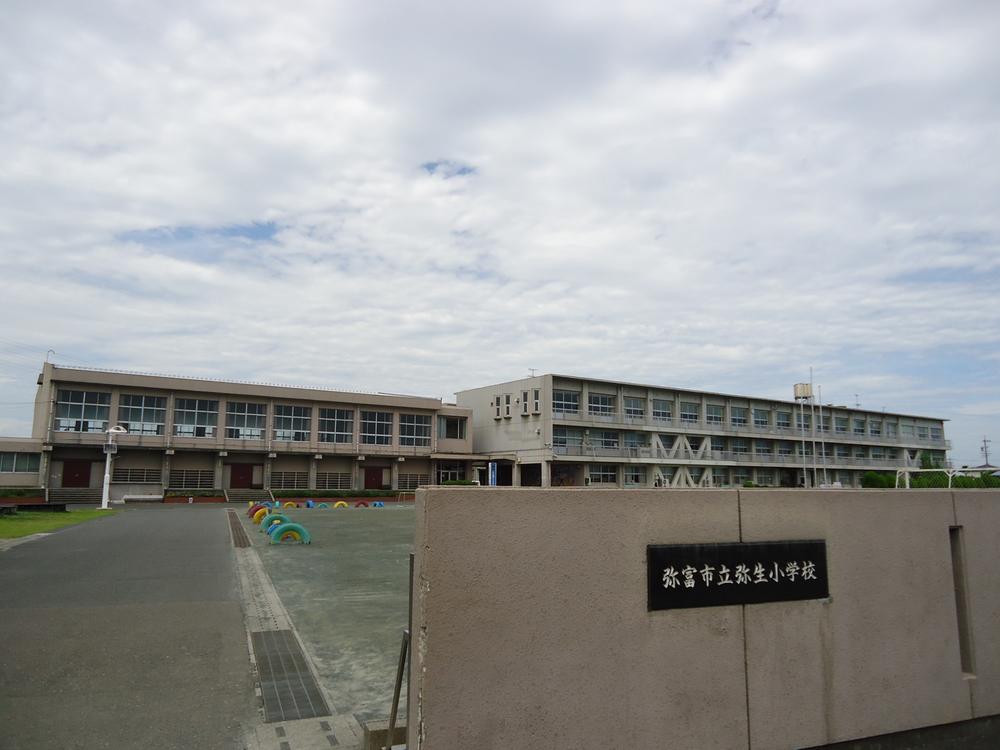 Primary school. Yatomi 1000m to stand Yayoi elementary school