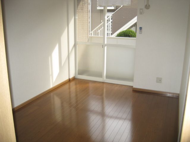 Living and room. This shiny flooring! !