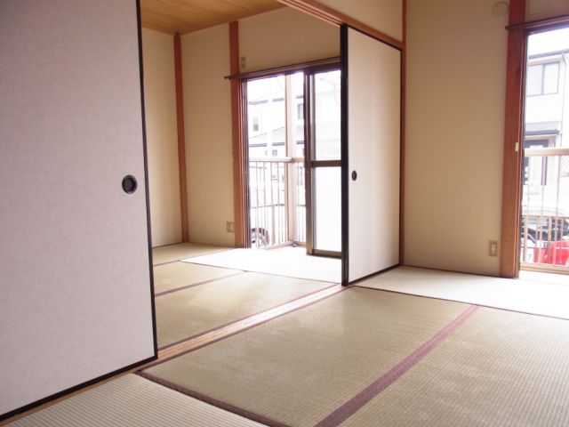 Living and room. Two between the continuance of the Japanese-style room