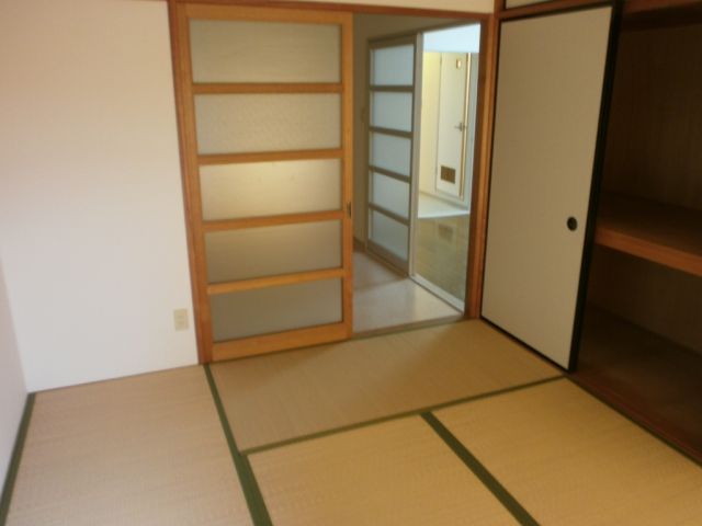 Living and room. Japanese-style room to settle