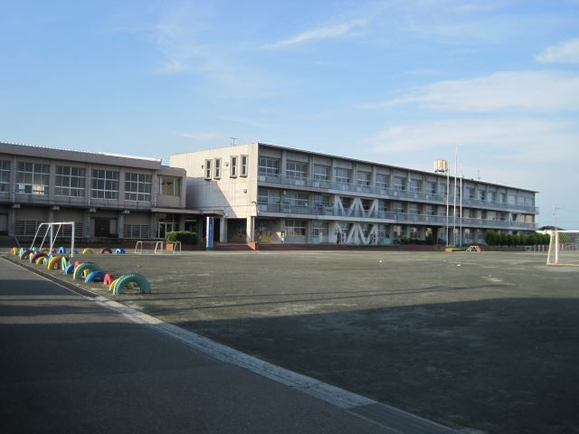 Primary school. 1900m until the Municipal Yayoi elementary school (elementary school)