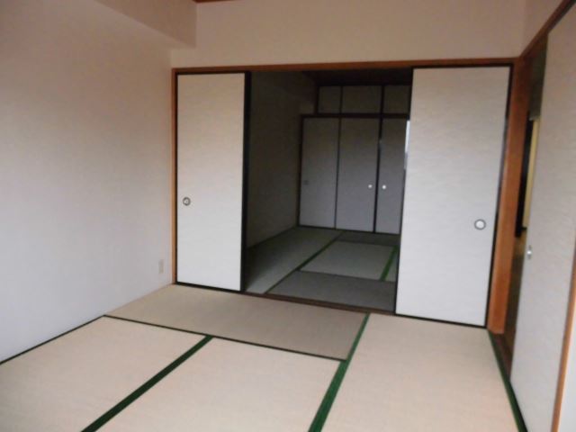 Living and room. Japanese-style room is double-between More