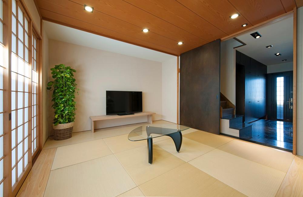 Wall coating and Ryukyu tatami ・ Modern living of solid wood.