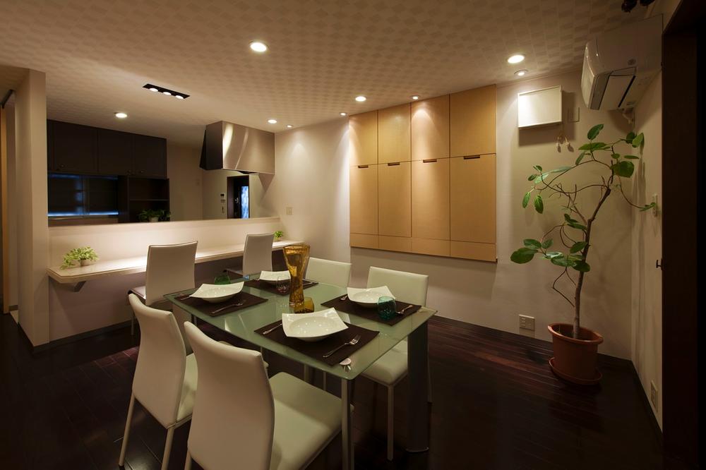 Other introspection. Dining kitchen in the space where you can enjoy an elegant dinner at night.