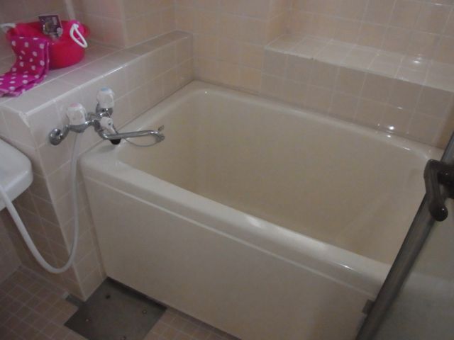 Bath. It is a bathroom that is clean