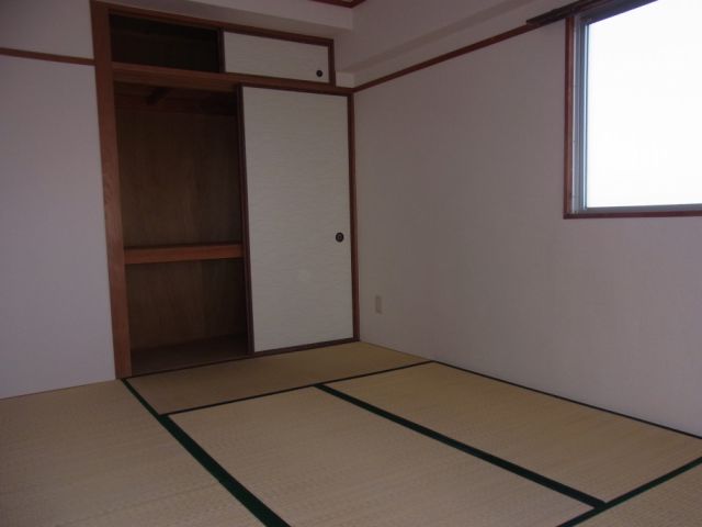 Living and room. It is relaxing comfortably Japanese-style room