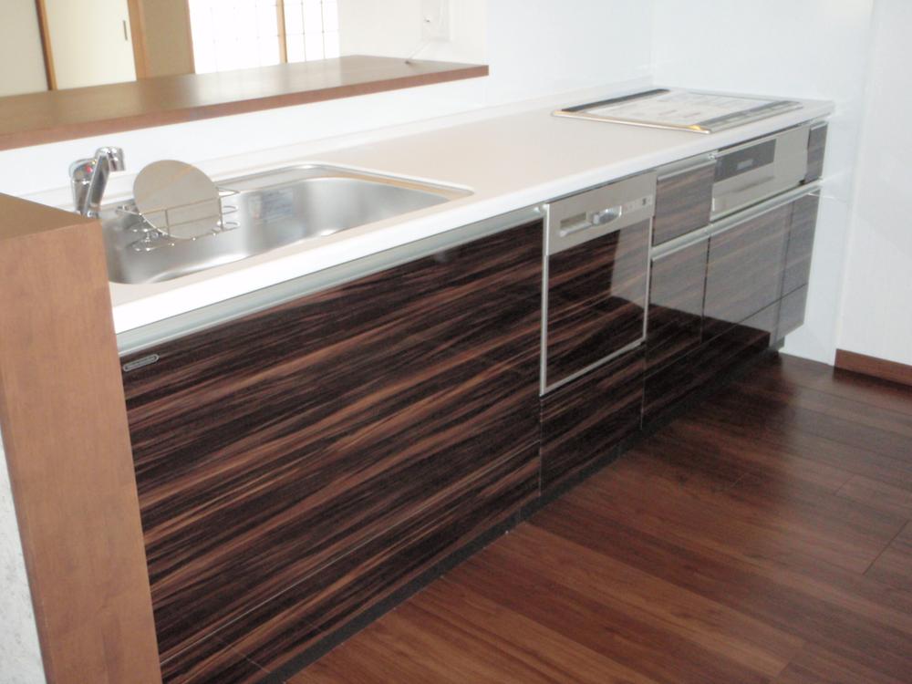 Kitchen. Building A: bright kitchen by lighting from the LDK in the south