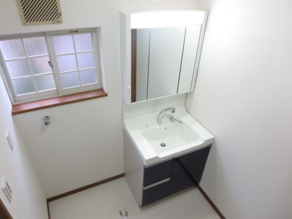 Wash basin, toilet. Since the new goods, You can use comfortably