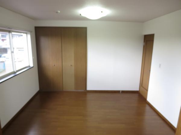 Non-living room. It will also be in the spacious room by eliminating the partition