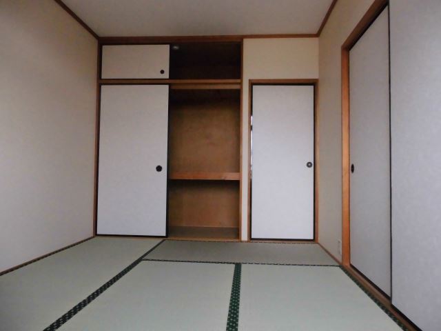 Living and room. Japanese-style room with a closet