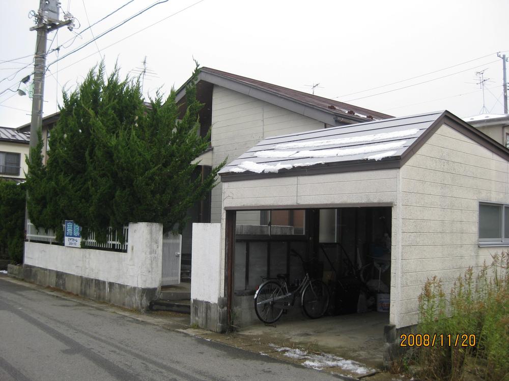 Local appearance photo. The front is the garage