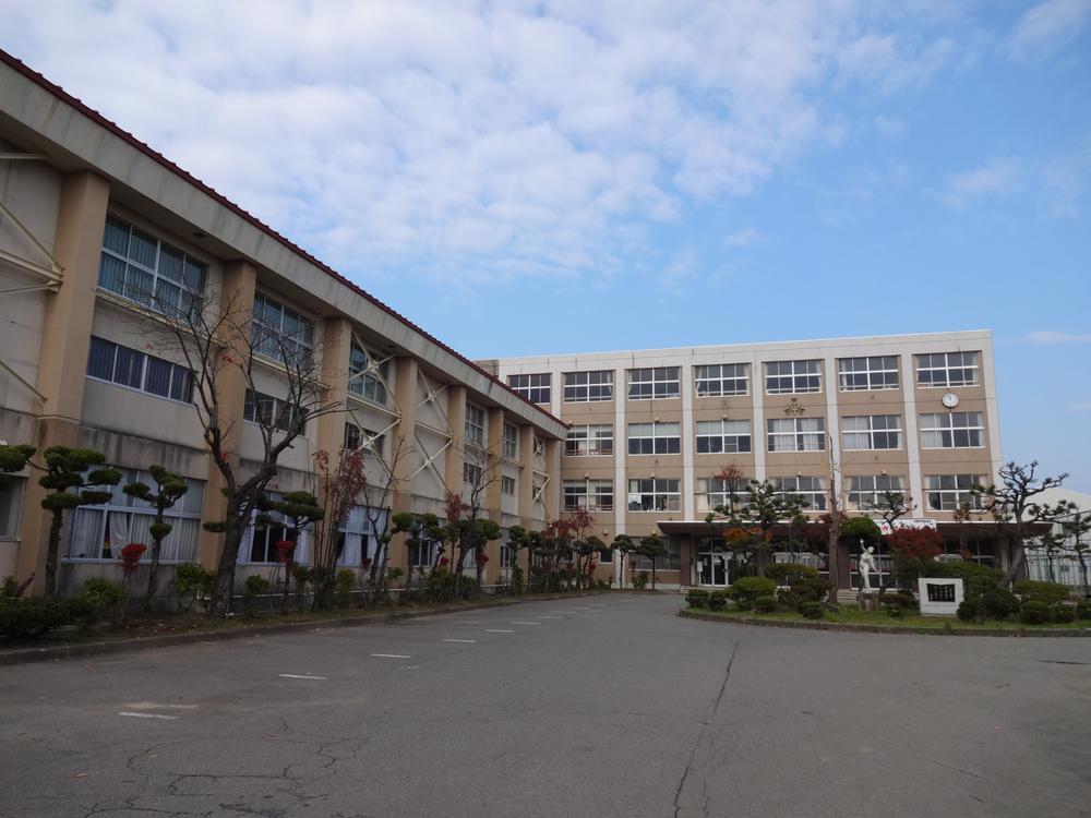Junior high school. 700m to Akita east junior high school
