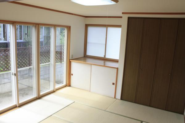 Non-living room. Housed plenty of Japanese-style room. Also entered futon for visitors. 