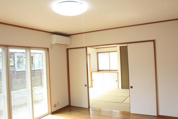 Living. From living immediately to the Japanese-style room. Guests can relax. 