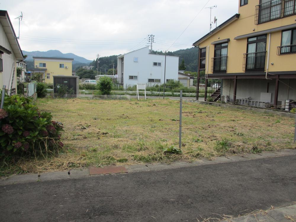 Local land photo. Appearance as seen from the east side of the road. Now a vacant lot. 