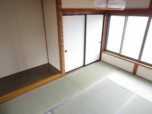 Non-living room. Second floor Japanese-style room ☆ The tatami the Omotegae, Wall Cross was also re-covering.  It was calm mood is Japanese-style room