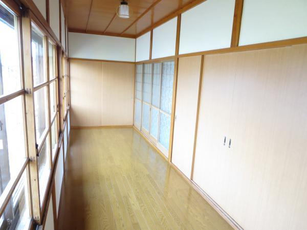 Other introspection. The second floor is a Japanese-style room before the corridor.  Large windows also there is a bright atmosphere. It is convenient because there is also a storage space.