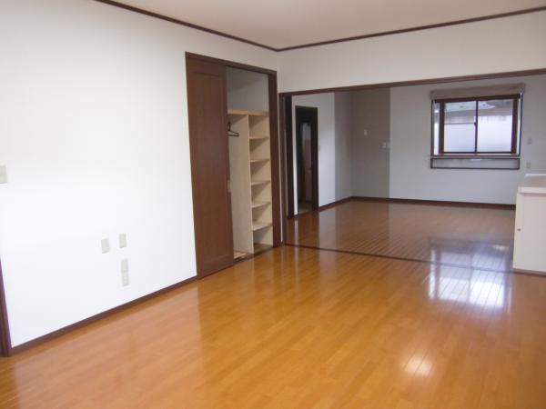 Non-living room. Come in handy much closet and in the housing there is an internal shelf with a build it does not need Shimane