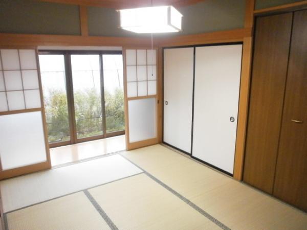 Non-living room. It is a 6-mat Japanese-style room with a veranda