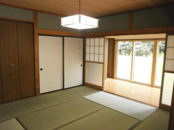 Non-living room. 8-mat Japanese-style room with a veranda