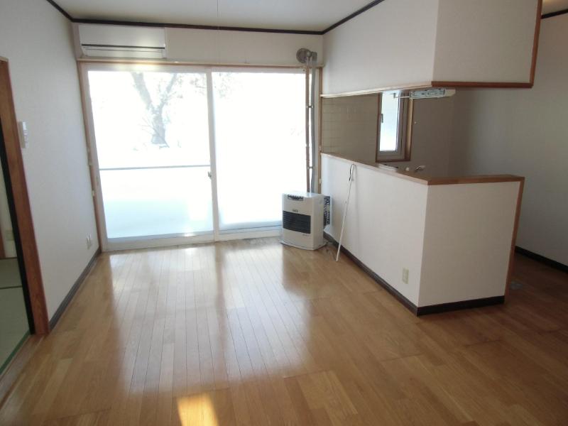 Living and room. Spacious LDK air-conditioned! 