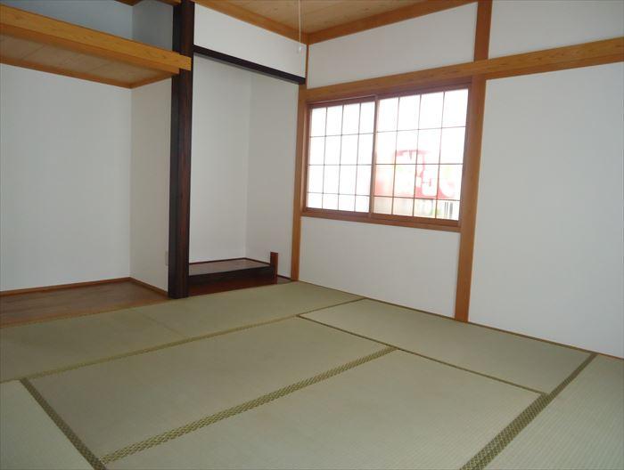 Non-living room. Authentic Japanese-style room 8 quires the alcove of a