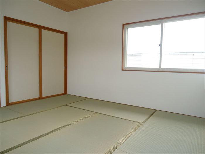 Non-living room. Lighting surface are many bright second floor Japanese-style room