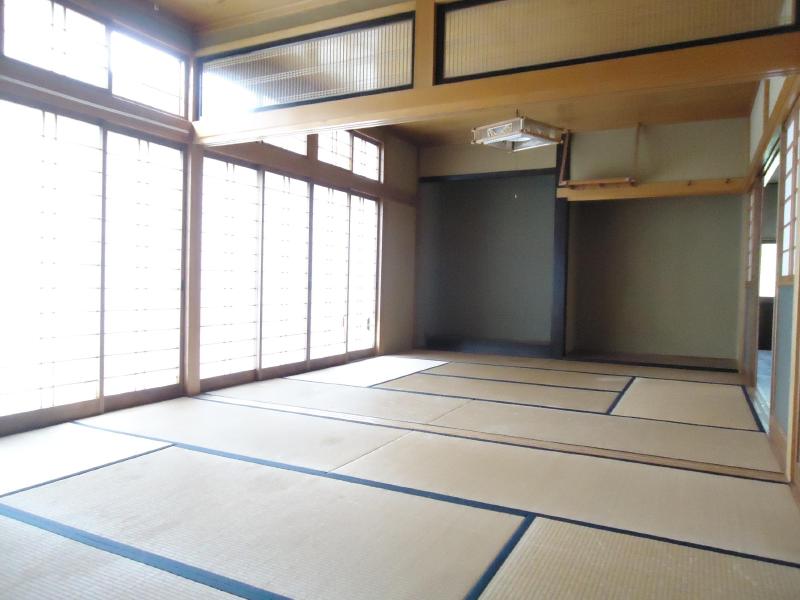 Living and room. First floor spacious Japanese-style room! 