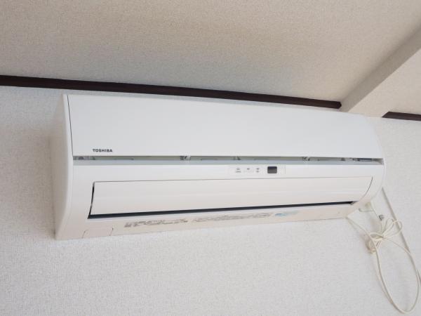 Cooling and heating ・ Air conditioning. We established the TOSHIBA made of new air conditioning to gather the family living. 