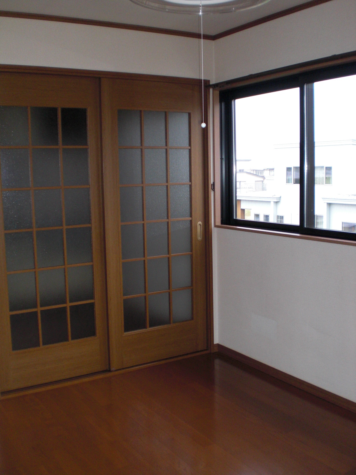 Living and room. Western-style 6 Pledge. There is a window facing the north. When you open the sliding door is the kitchen
