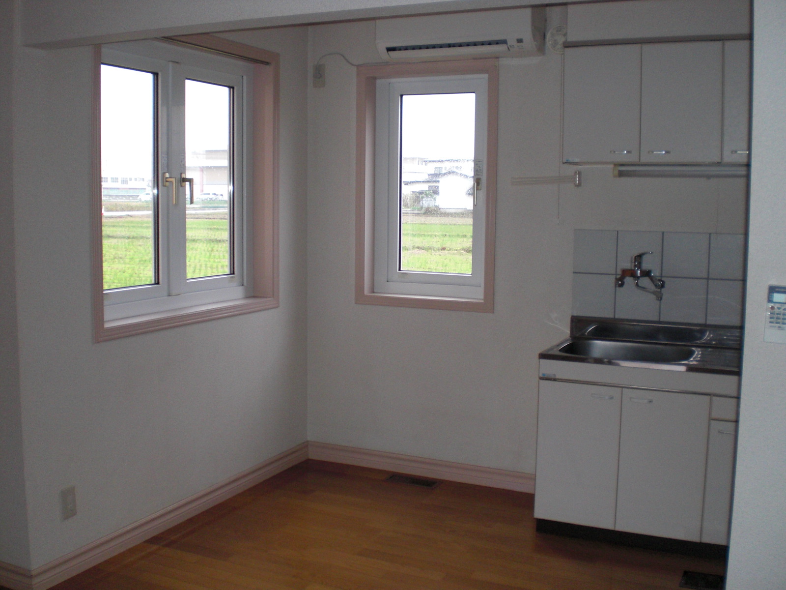 Kitchen. Kitchen next to the windows facing south and east-facing! Day will contain ^^