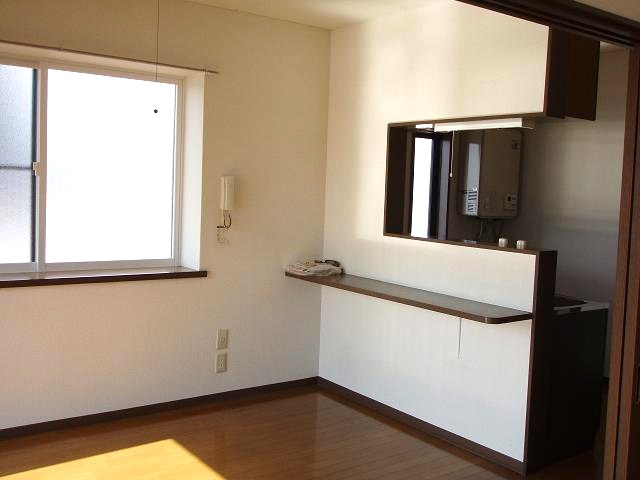 Living and room. Face-to-face kitchen is bright because there is a window on two sides