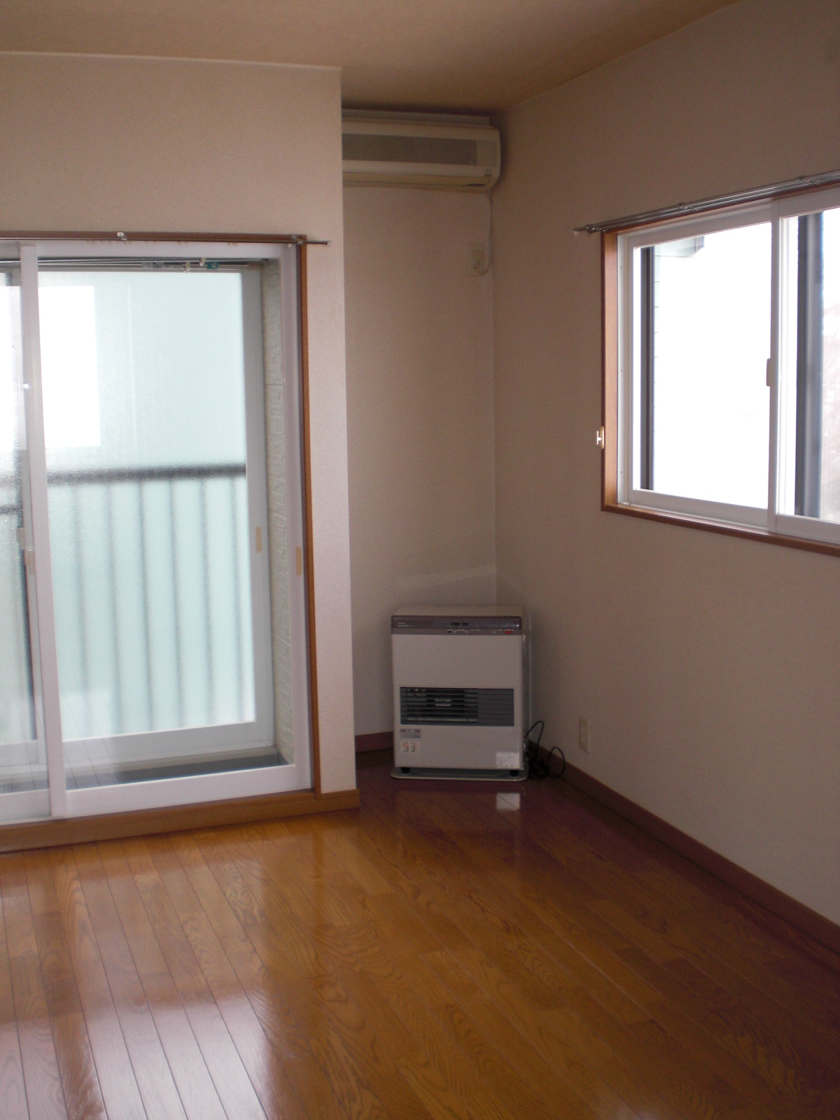Living and room. Air conditioning and with FF stove to LDK