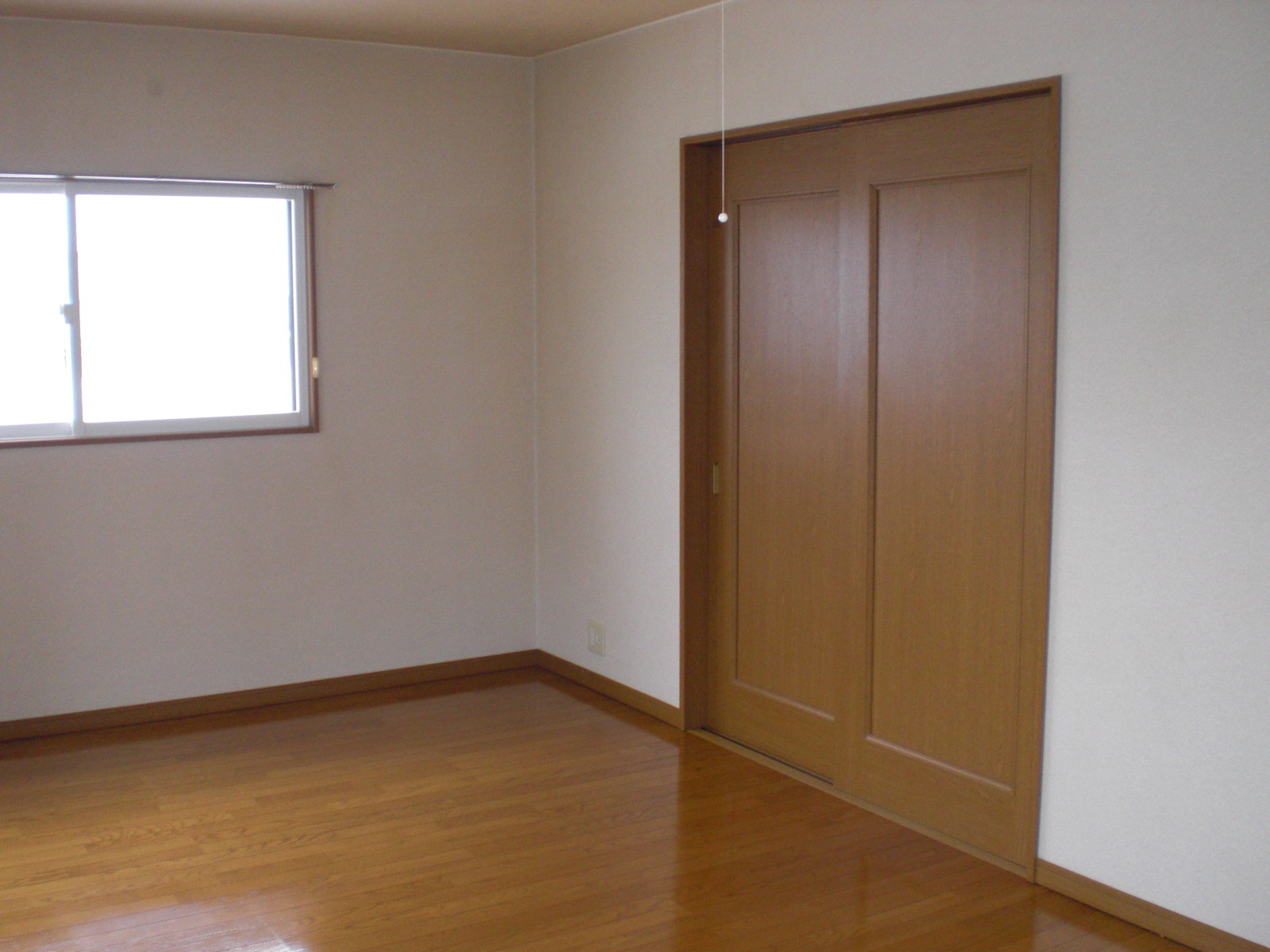 Living and room. Sliding door leading to the Western-style is also possible to the LDK and integrally housed