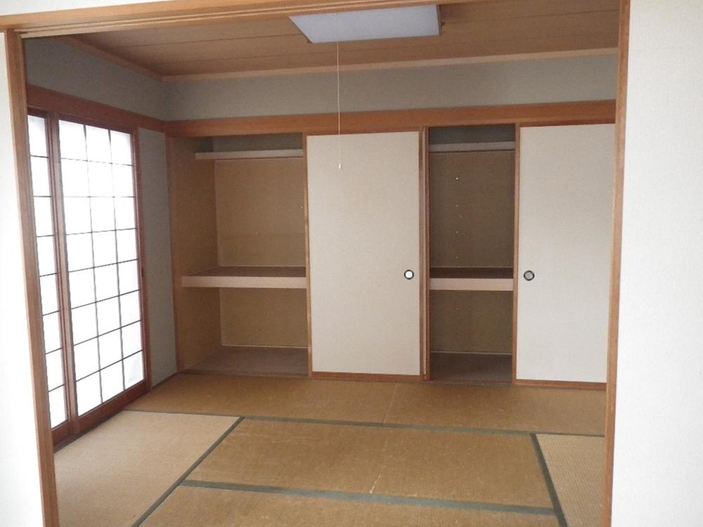 Non-living room. It is a 6-tatami Japanese-style room of the storage lot in the living room and Tsuzukiai. 