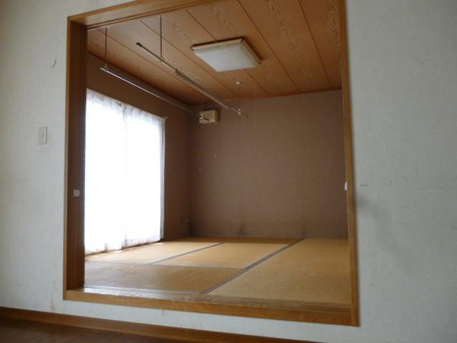 Non-living room. Japanese-style room has become a small rise. To have a feeling of freedom to LD, Sometimes I come to you to use even as a private space. 