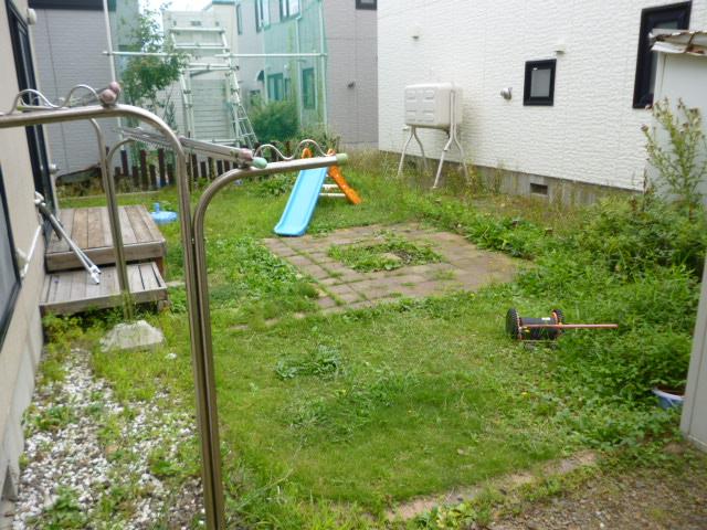 Garden. South-facing garden is play place for children, Place to hang out your laundry, Gardening and, It is a variety of useful likely ☆ 