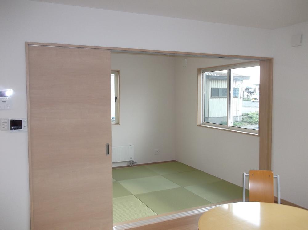 Non-living room. 1F 14.6 Pledge of LDK and convenient Japanese-style room (Ryukyu-style tatami)