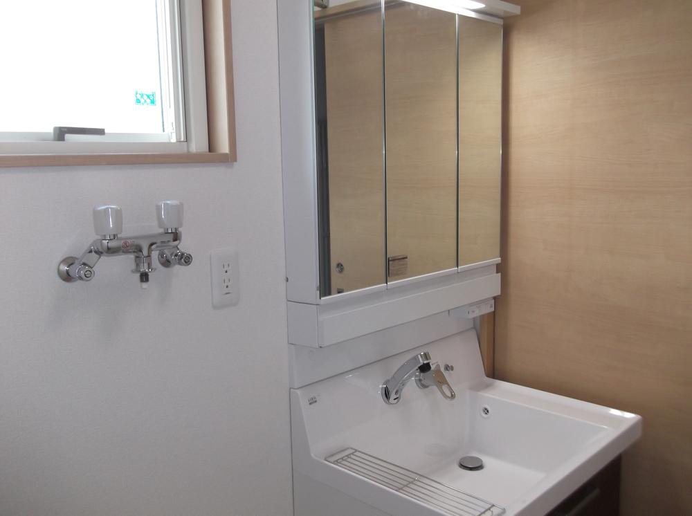 Wash basin, toilet. Vanity is three-sided mirror specification, Kagamiura is storage space