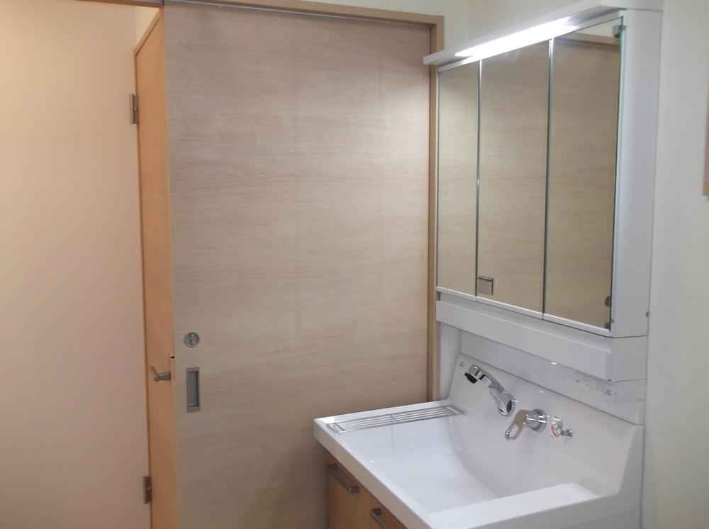 Wash basin, toilet. Vanity is three-sided mirror specification, Kagamiura is storage space