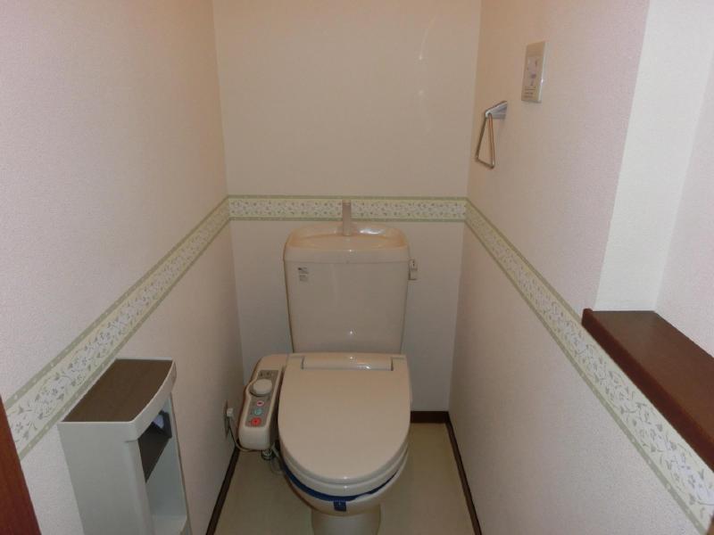 Toilet. 101 is the issue of photo.