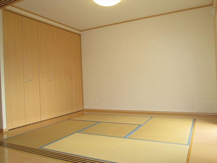 Non-living room. Lighting good Japanese-style