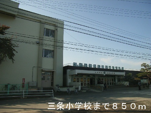 Primary school. 850m to Sanjo elementary school (elementary school)