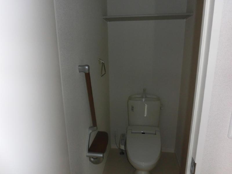 Toilet. It is a photograph of Room 101.