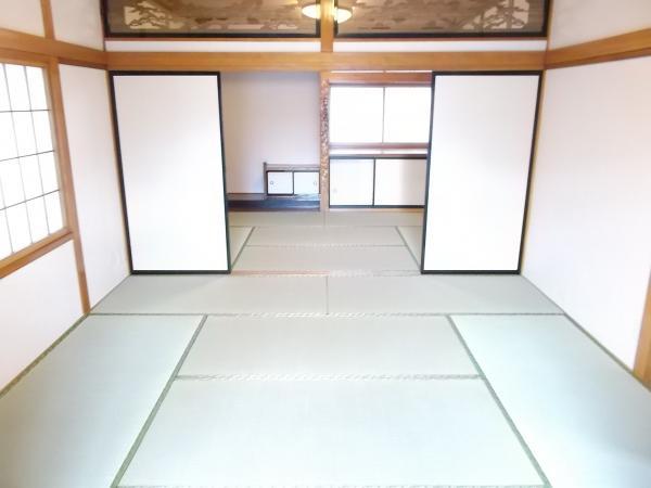 Other local. Japanese-style room is an 8-tatami-mat and 6. By removing the sliding door will be 14 tatami Tsuzukiai. 
