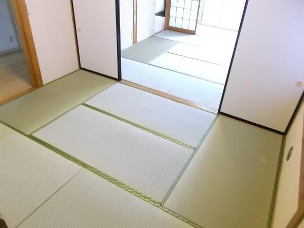 Other local. Please enjoy the smell of tatami. 
