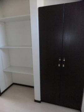 Other room space. Entrance storage