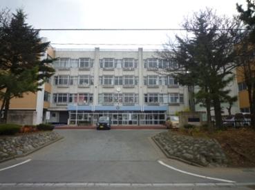 Primary school. ● 400m up to about a 5-minute walk from the castle town elementary school