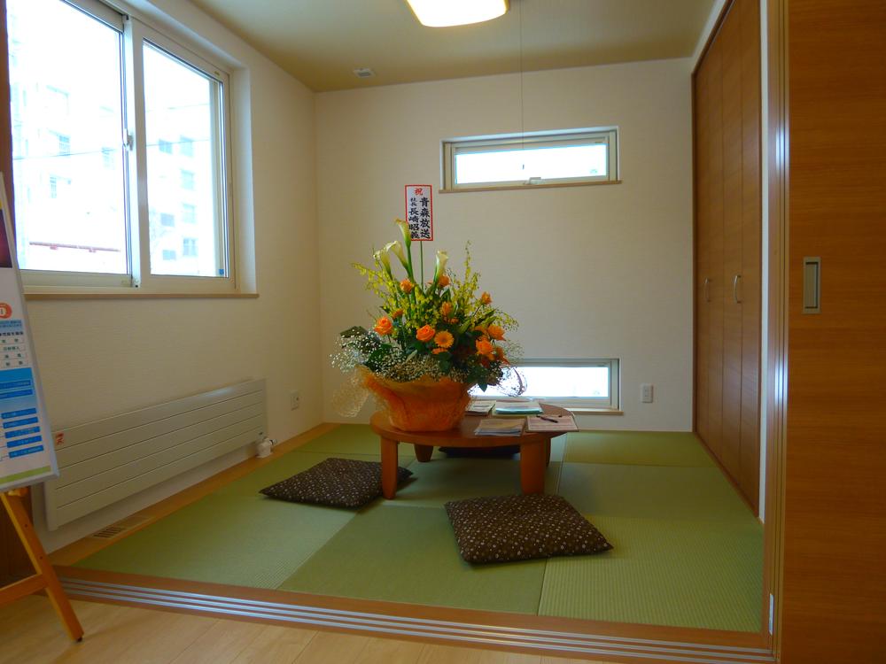 Non-living room. (Japanese-style room ・ Spacious Available in ken More if you open the door of between 6 quires) Living.