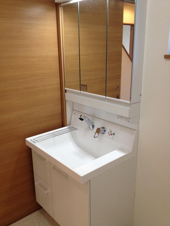 Wash basin, toilet. Showers, vanity ・ Fogging function ・ Three-sided mirror there is a back storage